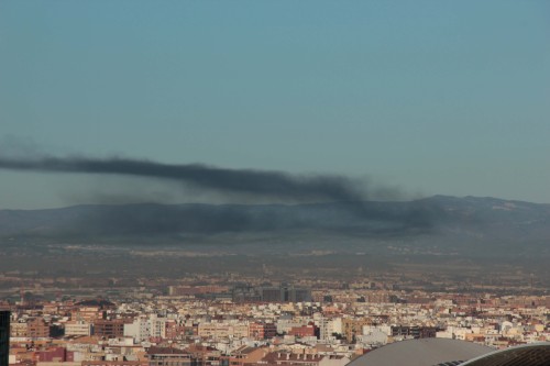 Humo procedente de un incendio sobre Valencia ayer. Foto: Rafa Vives