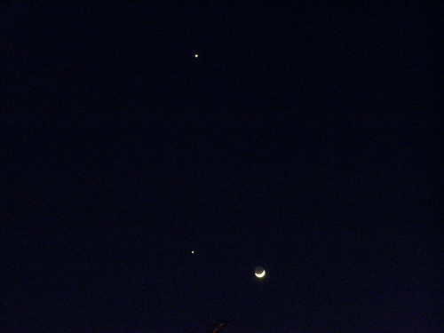 Conjunción Venus-Júpiter y la Luna con el "brillo Da Vinci" la noche del 25 de marzo