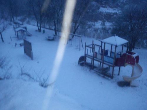 Tomazo de nieve ayer miércoles en El Remedio de Utiel. Foto: Teresa García
