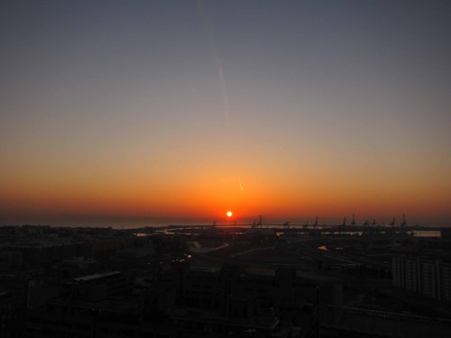 Amanecer del lunes 26 de marzo de 2012 en Valencia. Foto: Rafa Vives