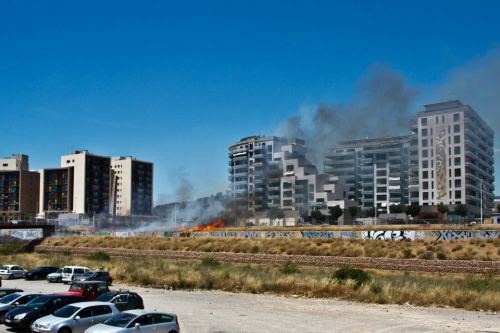 Incendio de matorrales ayer en Sagunto al lado de viviendas - Foto: Kivi Osma