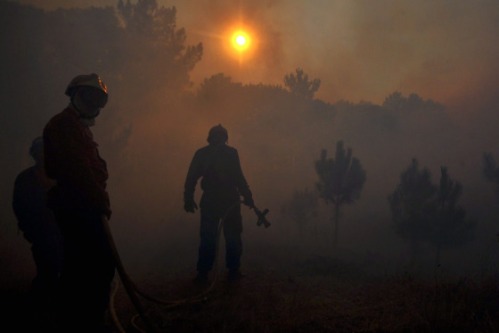 Bomberos apagando un incendio en Portugal, soportando temperaturas de hasta 40º