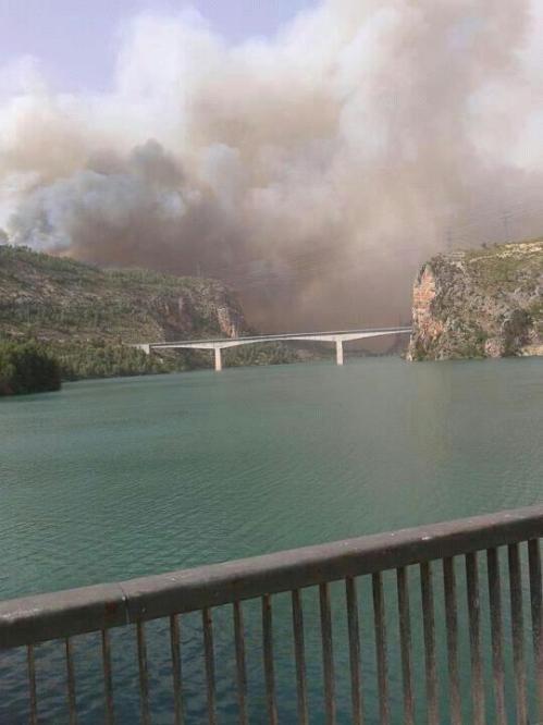 Incendio ayer por la tarde visto desde el Embalse de Cortes - Enrique Lluch