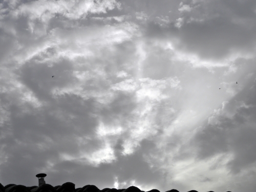 Rayos crepusculares sobre Caudete de las Fuentes la tarde de hoy martes