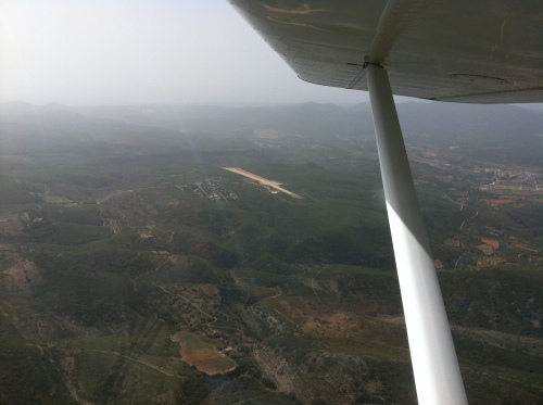 Vista aérea de Siete Aguas y su pista de vuelo por Aeroclub La Montaña - S. Reig
