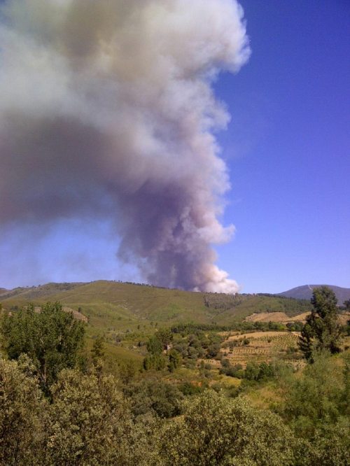 Incendio hoy lunes 23 en Cambroncino (Cáceres) en Las Hurdes - Foto Huecco