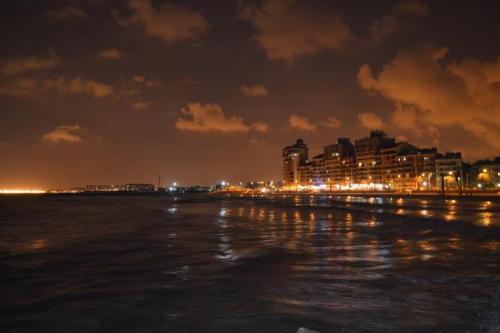 Port Sa Playa (Alboraya) y, al fondo, Valencia ciudad el sábado noche - Begoña Adell
