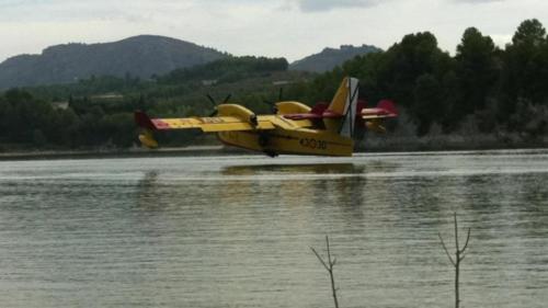 Hidroavión cargando en el Embalse Beniarrés - Foto: Escuela Vuelo Alcosser de Planes